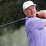 Els hits 50-ft eagle putt on 18, shares Boeing lead