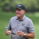 Smith leads, Mickelson cards 70 at LIV event